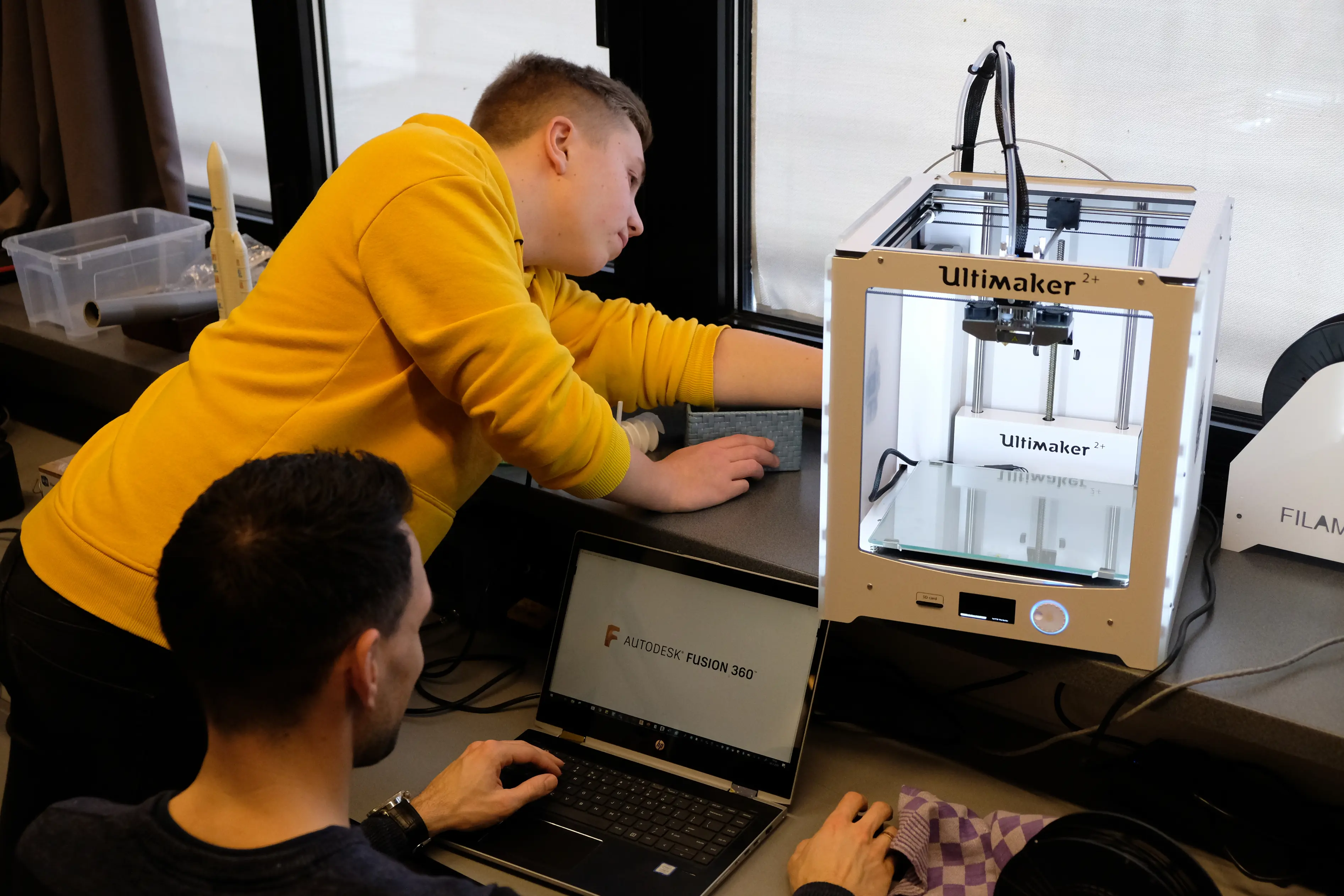 Leerling met 3D printer